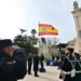 Izando la bandera en la plaza de España / FOTO: Eulogio García