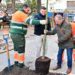 El alcalde colaborando con la plantación en La Laguna / FOTO: Ayto.