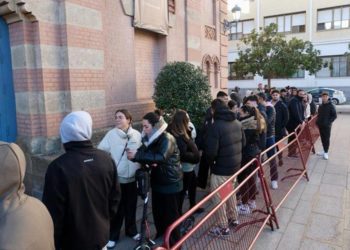 Los primeros de la cola formada a primera hora / FOTO: Eulogio García