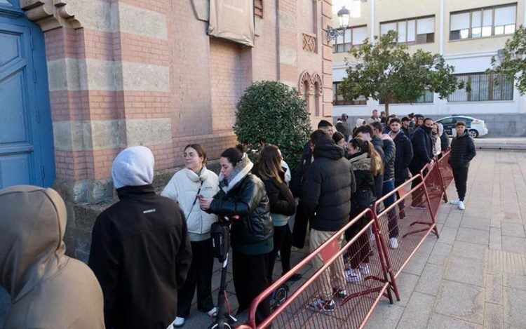 Los primeros de la cola formada a primera hora / FOTO: Eulogio García