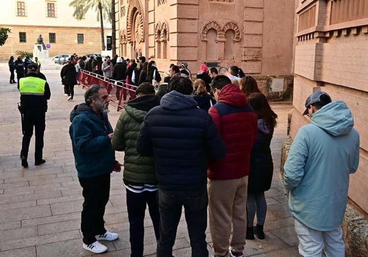 Colas en la pasada jornada de venta de localidades de adultos / FOTO: Eulogio García