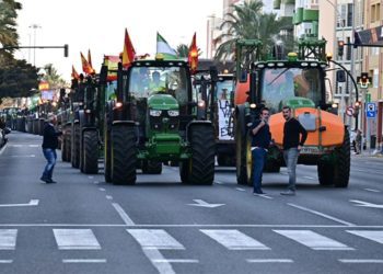 Pese a no tener permiso, la tractorada entró en la capital / FOTO: Eulogio García