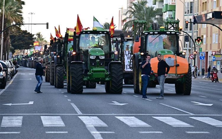 Pese a no tener permiso, la tractorada entró en la capital / FOTO: Eulogio García