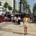 El mercadillo en una jornada de levante / FOTO: Eulogio García