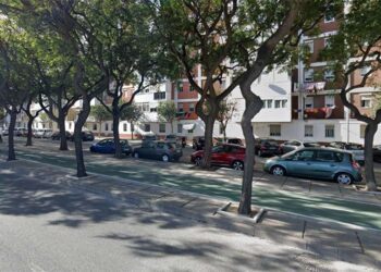 Coches y más coches en una de las calles del barrio