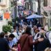 Gaditanos y turistas conviviendo en una calle del centro / FOTO: Eulogio García