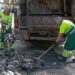 Trabajadores de la limpieza retirando los restos de un contenedor calcinado / FOTO: Ayto.