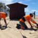 Recolocando pasarelas de madera en Valdelagrana / FOTO: Ayto.