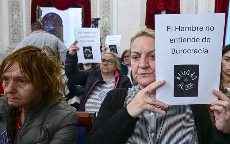 Protesta de Amigas al Sur en el pleno de marzo / FOTO: Eulogio García