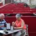 Turistas en una terraza de la capital en plena Semana Santa / FOTO: Eulogio García