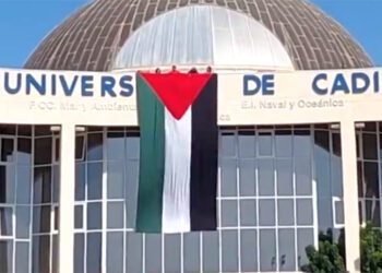 Los acampados colgaban la bandera palestina en el emblemático edificio del campus del Río San Pedro / FOTO: @acampadaUCA
