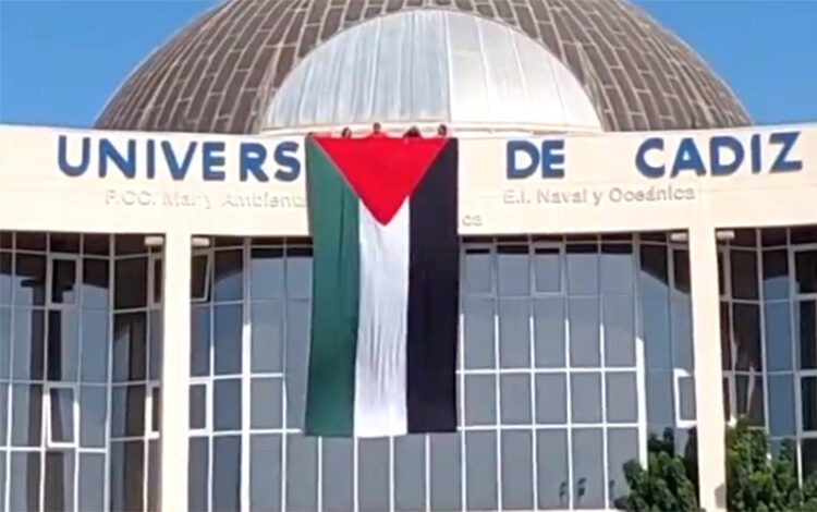 Los acampados colgaban la bandera palestina en el emblemático edificio del campus del Río San Pedro / FOTO: @acampadaUCA