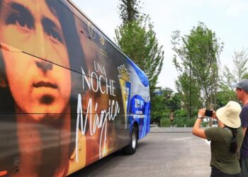 Uno de los autobuses que esperaban al Cádiz CF en El Salvador / FOTO: INDES