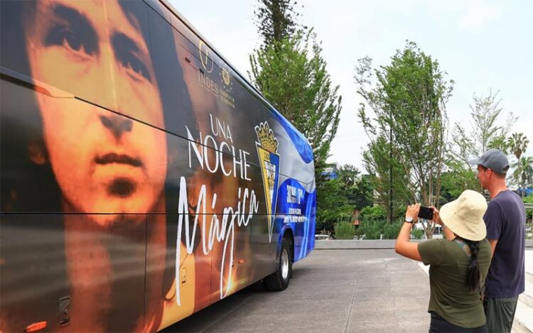 Uno de los autobuses que esperaban al Cádiz CF en El Salvador / FOTO: INDES