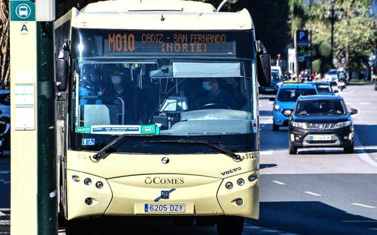 Los desplazamientos en coche privado siguen 'ganando' al bus en la Bahía / FOTO: Eulogio García