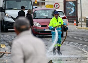 Baldeando en la zona de La Caleta / FOTO: Eulogio García