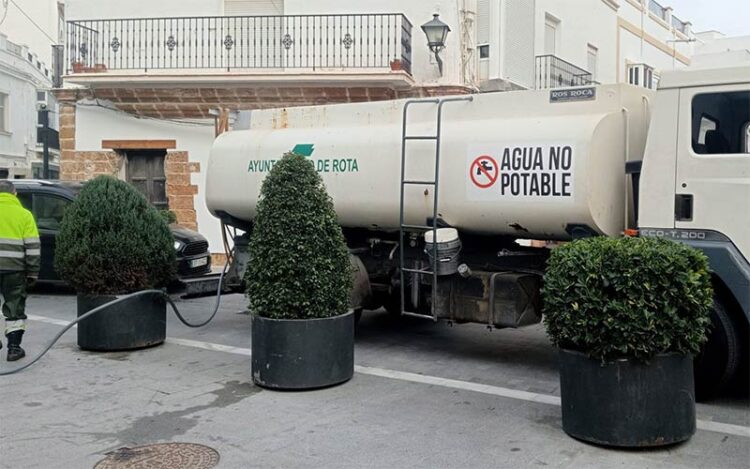 El baldeo se lleva a cabo hoy día con agua de pozo / FOTO: Ayto.