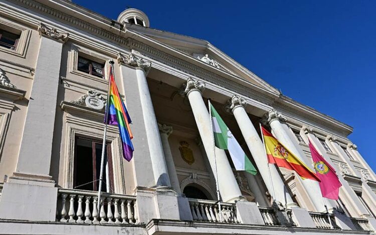 La arcoíris ondeando en el Ayuntamiento / FOTO: Eulogio García