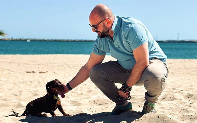 Posado idílico del alcalde con un perro / FOTO: Ayto.