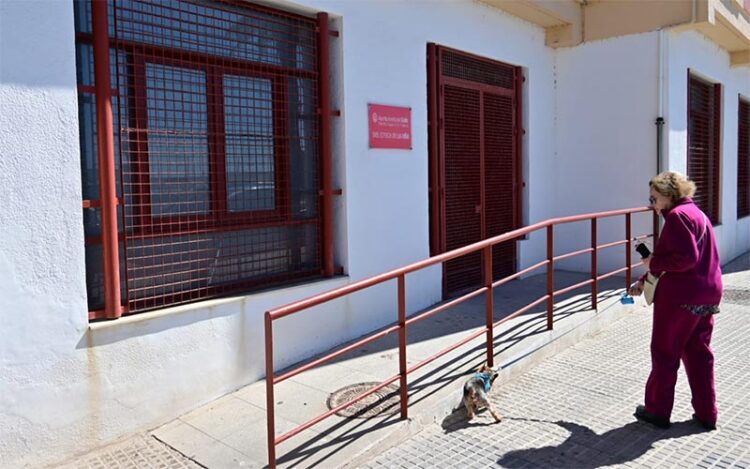 La biblioteca de La Viña con las puertas cerradas / FOTO: Eulogio García