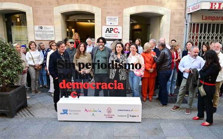 Concentrados en la puerta de la sede de la APC / FOTO: Eulogio García