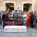 Concentrados en la puerta de la sede de la APC / FOTO: Eulogio García