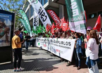 Concentrados ante la delegación territorial de Salud / FOTO: Eulogio García