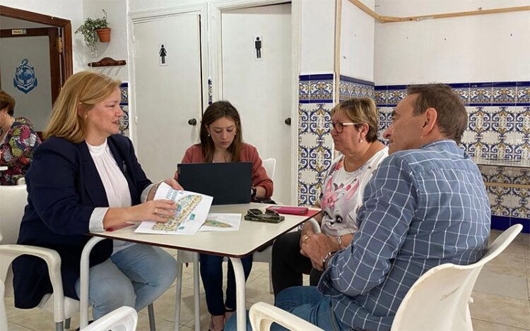 De Alba reunida con representantes vecinales / FOTO: PP