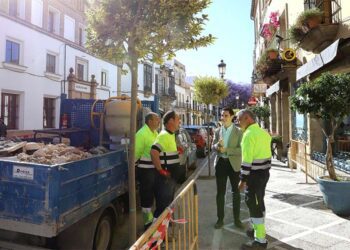 Espinar charla con operarios de Parques y Jardines / FOTO: Ayto.