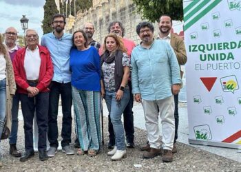 Rafael Gómez (de rojo) junto a compañeros de IU El Puerto / FOTO: IU