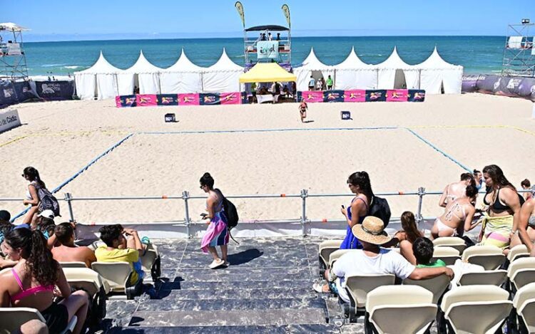 Detalle del estadio playero levantado en el verano de 2023 / FOTO: Eulogio García