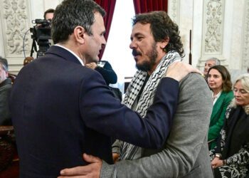 Kichi y Bruno García se saludan en el pleno en recuerdo a Carlos Díaz / FOTO: Eulogio García