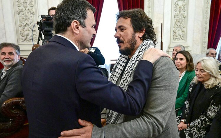 Kichi y Bruno García se saludan en el pleno en recuerdo a Carlos Díaz / FOTO: Eulogio García
