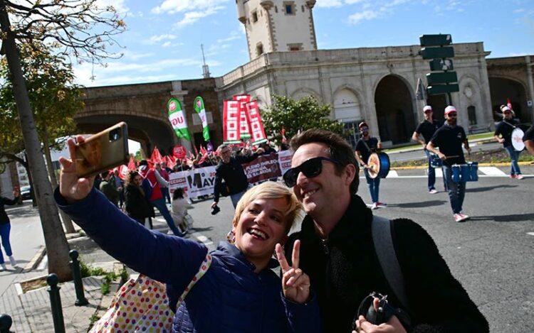 Un selfie con la manifestación cruzando las Puertas de Tierra / FOTO: Eulogio García