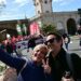 Un selfie con la manifestación cruzando las Puertas de Tierra / FOTO: Eulogio García