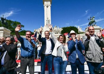 Saludo eufórico al inicio del acto / FOTO: Eulogio García