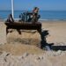 Recientes obras de emergencia sobre el tubo que recorre la playa / FOTO: Eulogio García