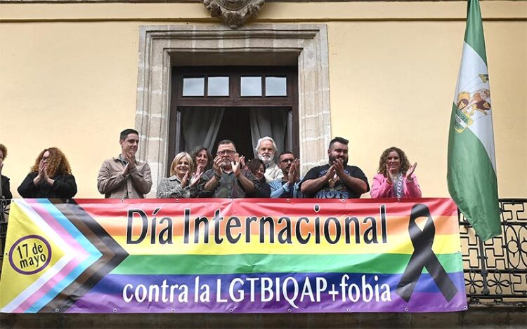 Pancarta en el Ayuntamiento por el Día contra la LGTBIfobia / FOTO: Ayto.
