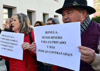 Una pasada protesta a favor de la sanidad pública en la capital gaditana / FOTO: Eulogio García