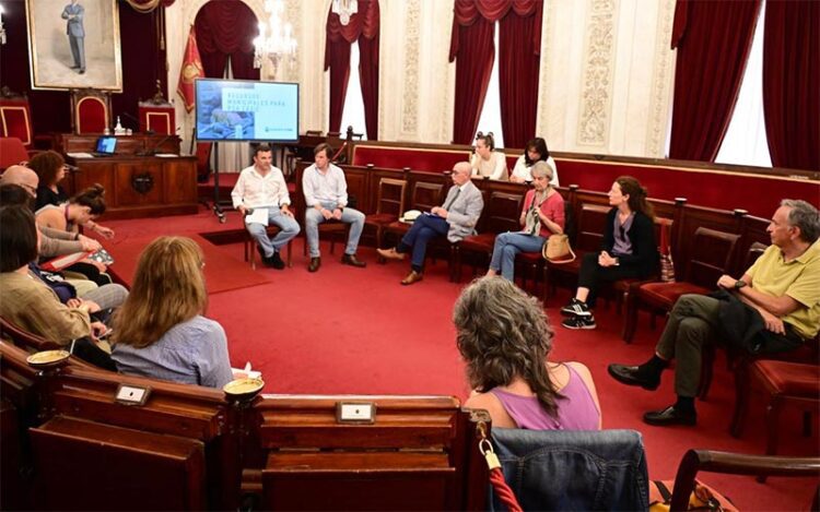 Reunidos en el salón de plenos / FOTO: Ayto.