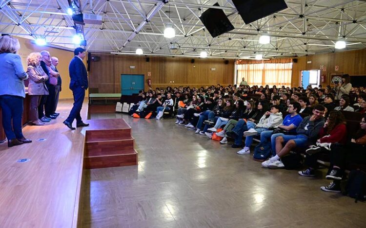 Recepción del alumnado antes de las pruebas / FOTO: Eulogio García