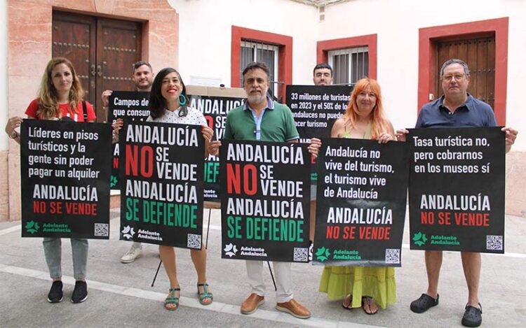 Mostrando los carteles de la campaña / FOTO: Adelante