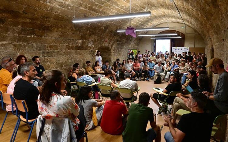 Un momento de la primera nutrida asamblea del movimiento / FOTO: Eulogio García