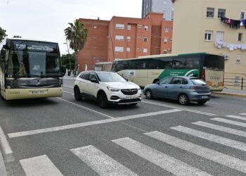 Autobuses desviados por el segundo puente / FOTO: Eulogio García