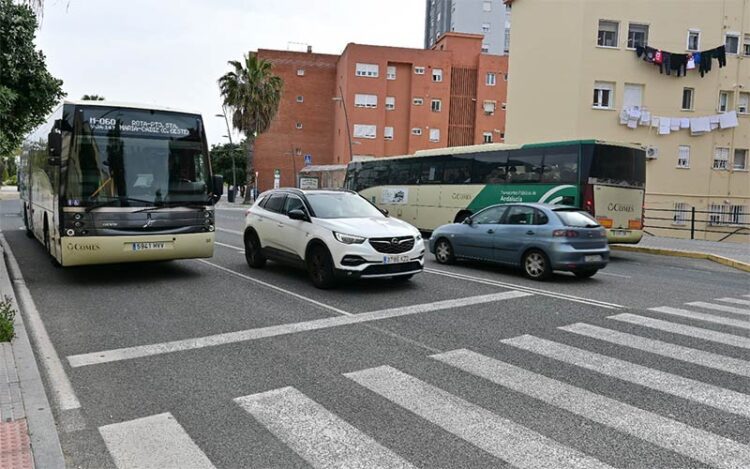 Autobuses desviados por el segundo puente / FOTO: Eulogio García