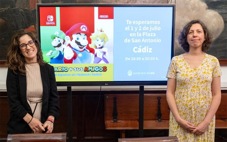 La edil de Juventud junto a la representante de Nintendo / FOTO: Ayto.