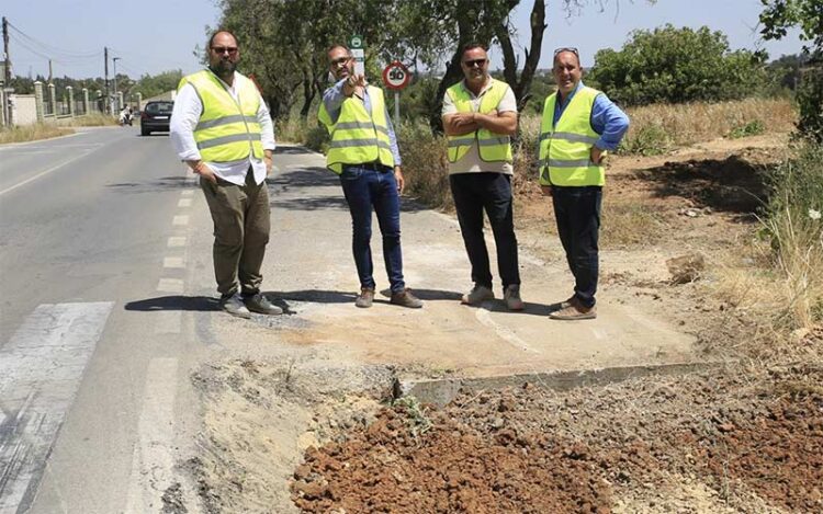 Bello y técnicos comprueban el avance de la obra / FOTO: Diputación