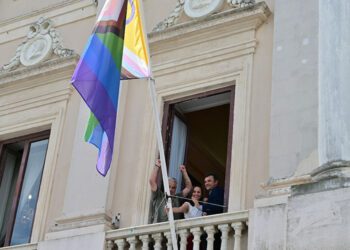 Simbólico izado en el cuarto mástil del Ayuntamiento / FOTO: Eulogio García