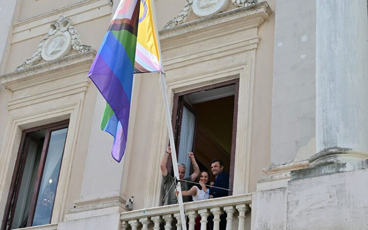 Simbólico izado en el cuarto mástil del Ayuntamiento / FOTO: Eulogio García