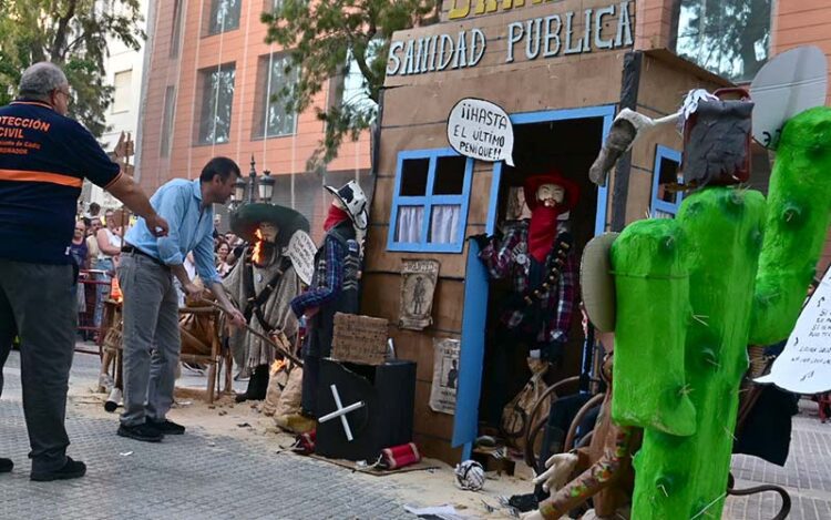 El alcalde participando en una de las quemas / FOTO: Eulogio García